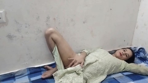 La adolescente asiática traviesa Babykajoldesi explora su lado salvaje