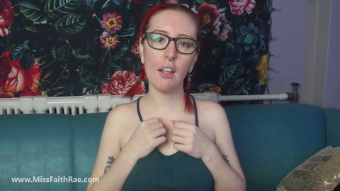 Cuckold-Fantasien mit einem rothaarigen Mädchen in Brille, das ihren unterwürfigen Partner dominiert Cuckold-Fantasien mit einem rothaarigen Mädchen in Brille, das ihren unterwürfigen Partner dominiert