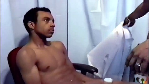 Clásico video de un hombre negro gay que hace una garganta profunda apasionada a un pene