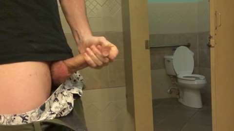 Incredibile sborrata a rallentatore da un cazzo enorme in un bagno pubblico