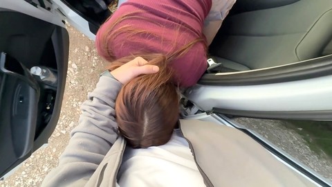 A ella le encantan los viajes por carretera y que la tomen duro en el coche.