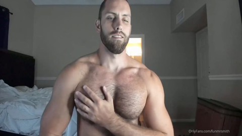 Mr Smith mostra il suo sedere muscoloso e fa una doccia bollente