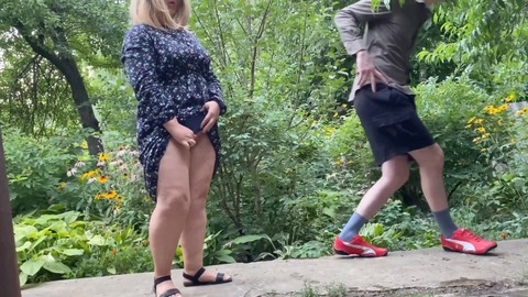 Mature BBW milf qui urine en public en plein air