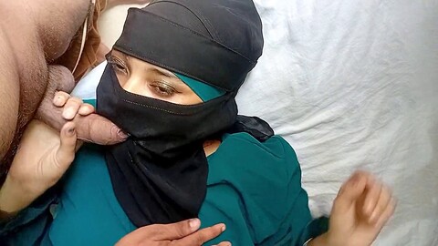 La impresionante chica musulmana Dearshivani ama hacer sexo oral