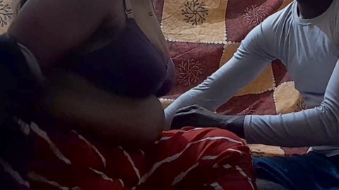 La ama de casa bengalí Jayanti Banik comparte una cama con su casero por el alquiler de la habitación. La ama de casa bengalí Jayanti Banik comparte una cama con su casero por el alquiler de la habitación.