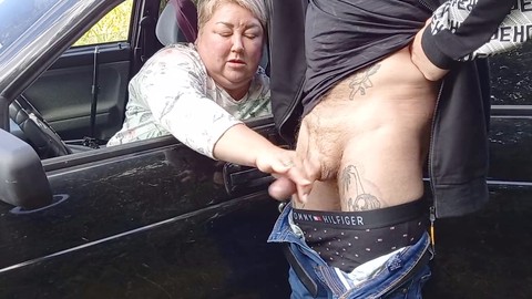 Una calda MILF matura fa un handjob pubblico in macchina che porta a una sborrata