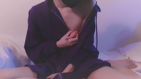 Asiatica snella soddisfatta con handjob e sex toys