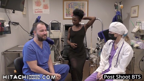 Neuer Student wird frech mit einem Zauberstab, während die Krankenschwestern mit leidenschaftlichen Streichungen helfen Neuer Student wird frech mit einem Zauberstab, während die Krankenschwestern mit leidenschaftlichen Streichungen helfen