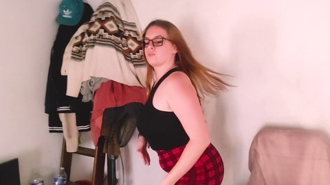 Eine französische Schönheit gibt einen leidenschaftlichen Blowjob und wird in der Cowgirl-Position genagelt Eine französische Schönheit gibt einen leidenschaftlichen Blowjob und wird in der Cowgirl-Position genagelt