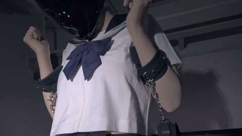 Lycéenne japonaise en uniforme soumise à un strict bondage et à la discipline