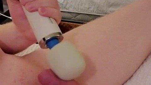 Una varita mágica poderosa lleva a mi miembro pequeño al éxtasis orgásmico