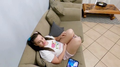 ¡Hermanita traviesa atrapada viendo porno! Ella me hace una garganta profunda descuidada o ¡cuento todo a papá!