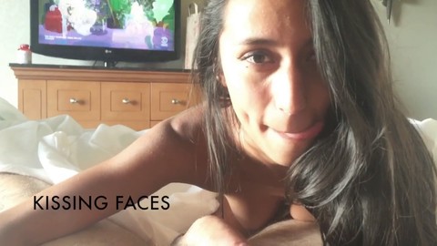 Jas, giovane latina, inghiotte due gran sborrate in una scena POV di KissingFaces