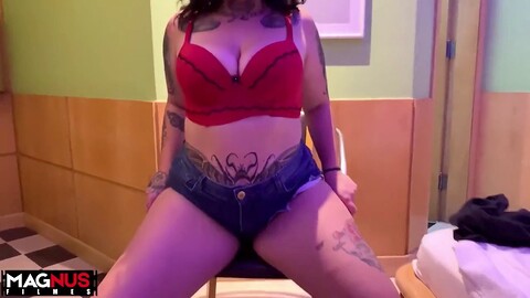 Tatuajes grandes, gorda y hermosa, comiendo un coño