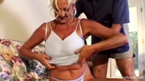Benvenuti alla festa degli scambisti più selvaggia - dove gli ospiti vengono accolti con le gambe aperte! Benvenuti alla festa degli scambisti più selvaggia - dove gli ospiti vengono accolti con le gambe aperte!