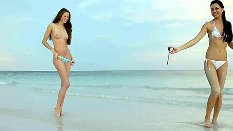Foto shooting sulla spiaggia in stile softcore con Just Drew - un modello adolescente sexy mostra il suo piccolo seno