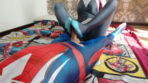 Gwen Stacy gives SpiderMan a footjob