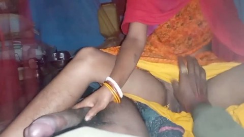 Vidéo hardcore de sexe hivernal dans un village avec une séduisante épouse Bihari