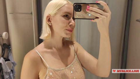 Masturbazione pubblica birichina nel camerino, verrà beccata mentre si tocca?