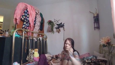 La chica goth Leealkaline chatea por teléfono mientras monta durante un cambio con el casero.