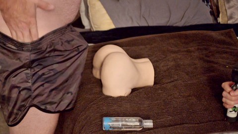 Un gars bisexuel, Beardpunk, s'éclate avec une poupée sexuelle réaliste pendant que sa femme, Jay In Rae, filme.