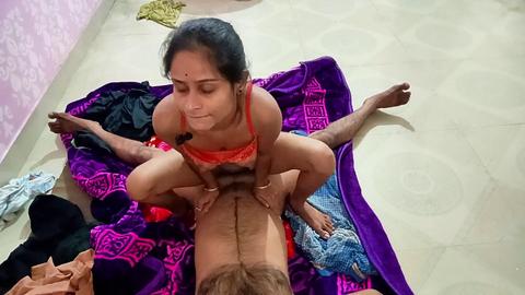 La jeune fille du village indien PARNITA s'amuse lors d'une fête de sexe sauvage avec son petit ami