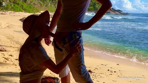 Clavando en el Paraíso - Una sexy pareja amateur disfruta de una orgía de sexo al aire libre en un lugar hermoso y celestial.