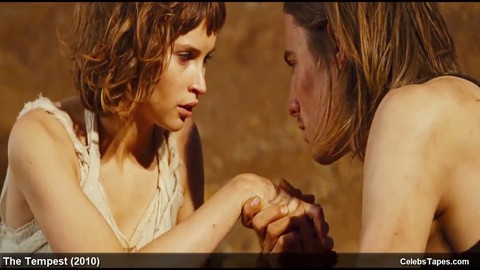 Felicity Jones sizzles in una collezione di scene cinematografiche sensuali e seducenti