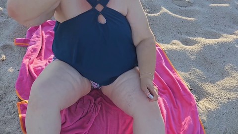 Milf mit einem saftigen Hintern, die Spaß am Strand hat