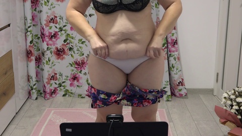Reife MILF mit großen Titten wackelt mit ihrem üppigen Hintern für einen Fremden vor der Webcam, während sie verschiedene Höschen trägt. Welches hat dir besser gefallen?