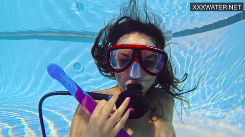 La giovane ungherese Lana Tanga mostra i suoi orgasmi sott'acqua nella piscina solo per te!