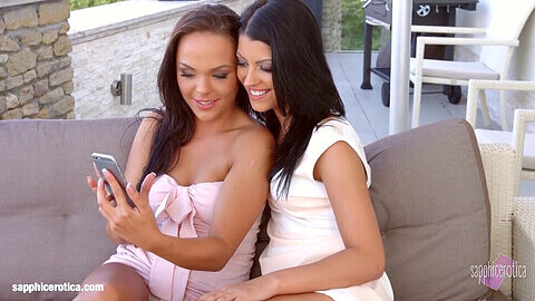 Angelina Wild y Vivien Bell se entregan a selfies traviesos y besos lésbicos apasionados
