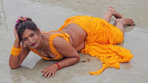 Geile indische Ehefrau, traditionelle indische Dame und reife tamilische Tante in einer dampfenden Sexsession Geile indische Ehefrau, traditionelle indische Dame und reife tamilische Tante in einer dampfenden Sexsession