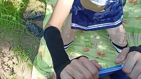 Ragazzino effemminato e bisessuale succhia avidamente un grosso cazzo in pubblico per un piacere estremo