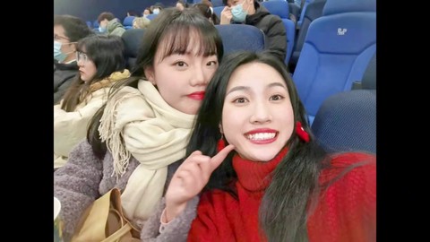 La bambola coreana dalle grandi tette si diverte in un video fatto in casa