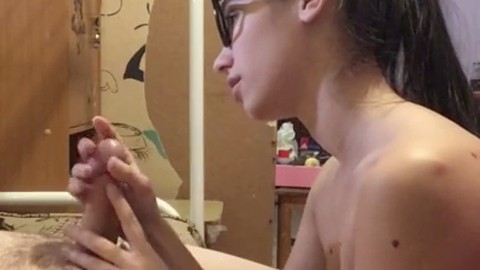 Ragazza nerd del college MaryVincXXX fa un pompino sensuale in campus (parte 1 di 2)
