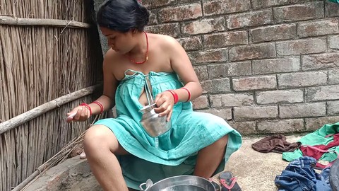 Escenas eróticas de baños de una pareja india en entornos rurales, imágenes de alta calidad