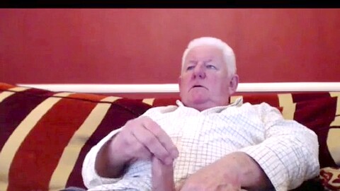 Un hombre maduro se complace a sí mismo en la webcam para tu disfrute visual.